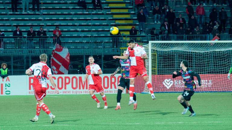 Il centrocampista Alessandro Lombardi in un duello aereo (foto TOMMASO MOROSETTI) Il centrocampista Alessandro Lombardi in un duello aereo (foto TOMMASO MOROSETTI)