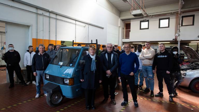 Ravenna, l'Ape Car del Comune non funziona? La riparano gli allievi della Pescarini Ravenna, l'Ape Car del Comune non funziona? La riparano gli allievi della Pescarini