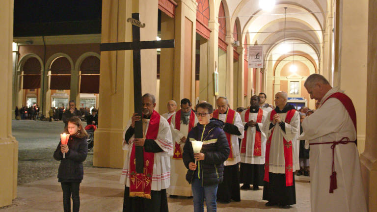 Lugo, la via Crucis sotto al Pavaglione Lugo, la via Crucis sotto al Pavaglione