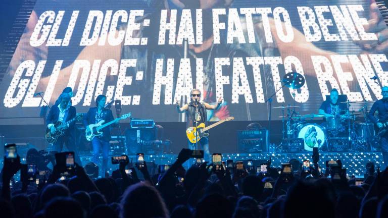 Rimini. Ligabue canta e abbraccia il suo pubblico Rimini. Ligabue canta e abbraccia il suo pubblico
