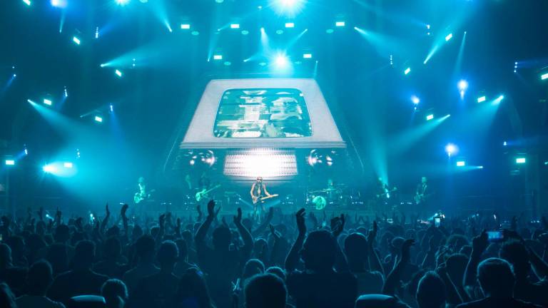 Rimini. Ligabue canta e abbraccia il suo pubblico Rimini. Ligabue canta e abbraccia il suo pubblico