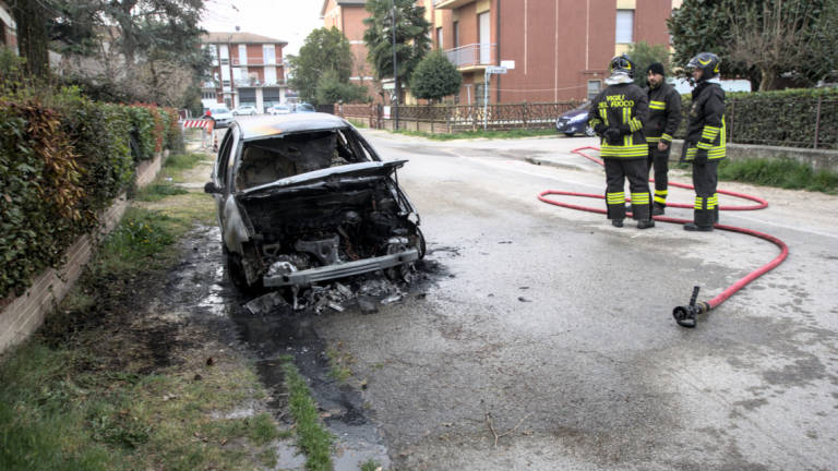 Raid incendiario doloso a Ravenna. Distrutte due auto parcheggiate Raid incendiario doloso a Ravenna. Distrutte due auto parcheggiate
