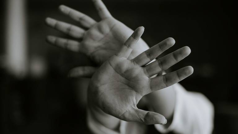 Rimini, maltratta e terrorizza moglie e figlia per 20 anni: arrestato Rimini, maltratta e terrorizza moglie e figlia per 20 anni: arrestato
