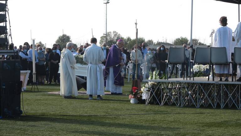 Addio al tredicenne: il grande abbraccio di Bellaria FOTO Addio al tredicenne: il grande abbraccio di Bellaria FOTO