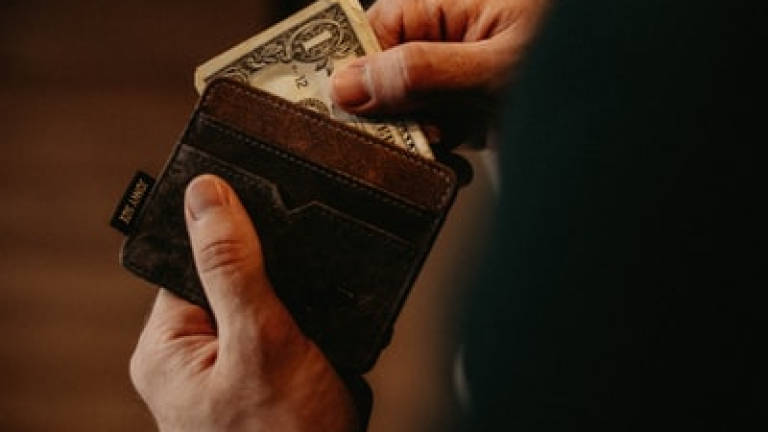 Ravenna, trovano un portafoglio a terra con 95 euro e lo restituiscono Ravenna, trovano un portafoglio a terra con 95 euro e lo restituiscono