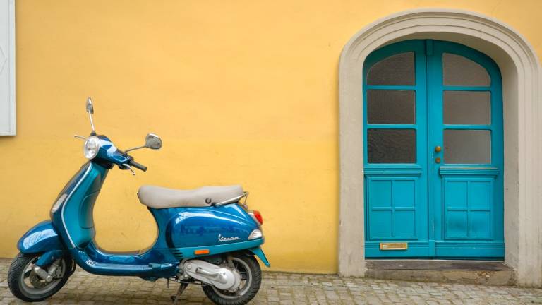 Rimini. Sabotava scooter in sosta e poi li riparava, denunciato per truffa Rimini. Sabotava scooter in sosta e poi li riparava, denunciato per truffa