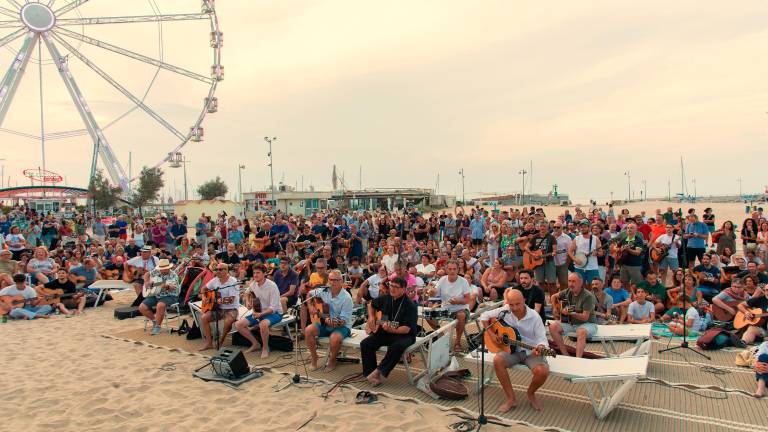 Rimini. In spiaggia a cantare con il vescovo per la pace Rimini. In spiaggia a cantare con il vescovo per la pace