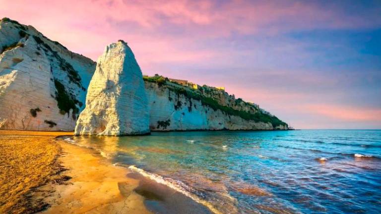 Dal dinamismo di Vieste alla riservatezza del Resort Pugnochiuso: due volti del Gargano Dal dinamismo di Vieste alla riservatezza del Resort Pugnochiuso: due volti del Gargano