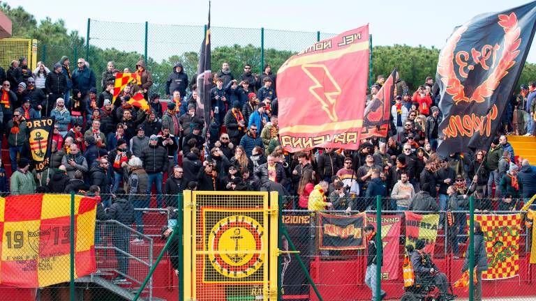 I tanti tifosi del Ravenna presenti sugli spalti dello stadio Calbi di Cattolica (Morosetti) I tanti tifosi del Ravenna presenti sugli spalti dello stadio Calbi di Cattolica (Morosetti)