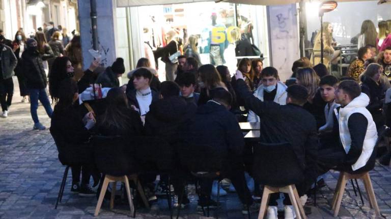 Zona gialla, centro di Rimini invaso: un muro umano per l'aperitivo Zona gialla, centro di Rimini invaso: un muro umano per l'aperitivo