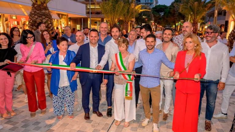 Riccione, nuovo viale Ceccarini: inaugurato il primo tratto VIDEO Riccione, nuovo viale Ceccarini: inaugurato il primo tratto VIDEO