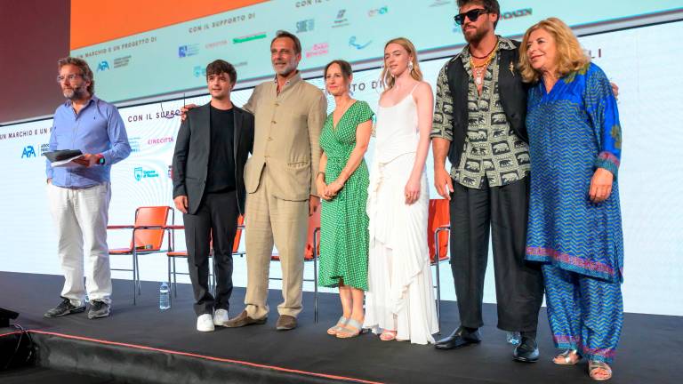 Riccione, bagno di folla e selfie per gli attori di Sandokan, attesa per Kevin Spacey e i protagonisti di Mare Fuori GALLERY Riccione, bagno di folla e selfie per gli attori di Sandokan, attesa per Kevin Spacey e i protagonisti di Mare Fuori GALLERY
