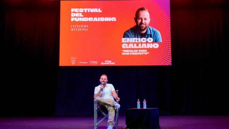 Riccione, “Meglio veri che perfetti”: piazzale Ceccarini gremito per Enrico Galiano Riccione, “Meglio veri che perfetti”: piazzale Ceccarini gremito per Enrico Galiano