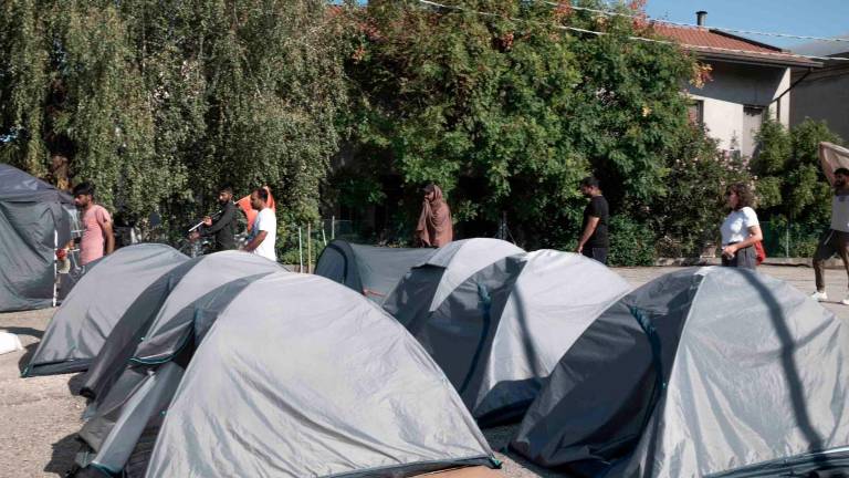 Le tende dei manifestanti all’esterno del capannone Le tende dei manifestanti all’esterno del capannone