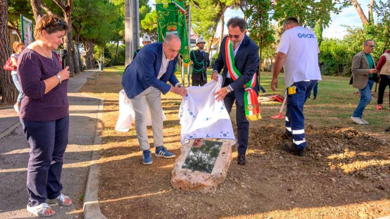 Tragedia del Centro 21 di Riccione. Massimo, Romina, Maria, Valentina, Francesca, Rossella e Alfredo per sempre: piantati gli alberi in loro ricordo Tragedia del Centro 21 di Riccione. Massimo, Romina, Maria, Valentina, Francesca, Rossella e Alfredo per sempre: piantati gli alberi in loro ricordo