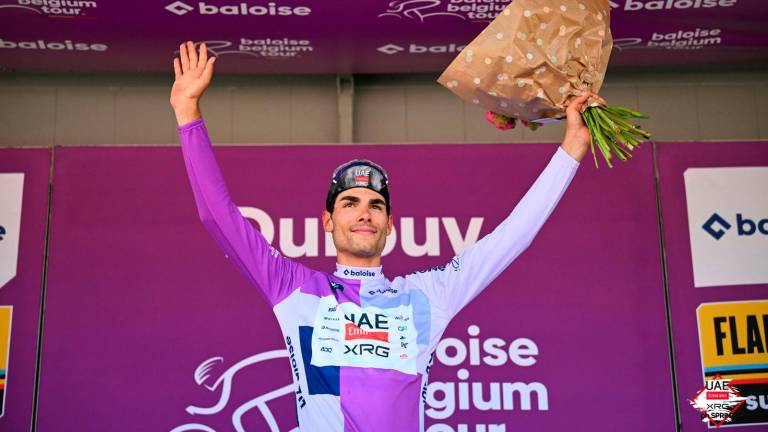 In alto il massese Filippo Baroncini con la maglia di leader sul podio belga In alto il massese Filippo Baroncini con la maglia di leader sul podio belga