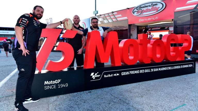 MotoGp a Misano, sorpresa: tra i team in gara spuntano i giocatori di rugby VIDEO GALLERY MotoGp a Misano, sorpresa: tra i team in gara spuntano i giocatori di rugby VIDEO GALLERY