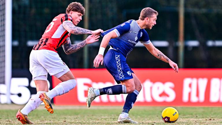 Giacomo Parigi braccato dal rossonero Andrei Coubis nella gara contro il Milan Futuro giocata il 26 gennaio: il match terminò a reti inviolate Giacomo Parigi braccato dal rossonero Andrei Coubis nella gara contro il Milan Futuro giocata il 26 gennaio: il match terminò a reti inviolate