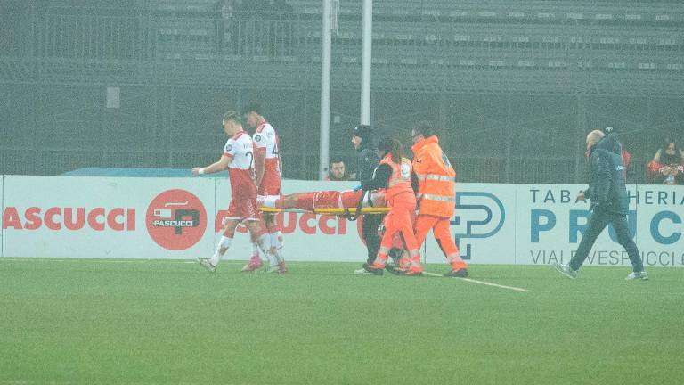 Anche Megelaitis e Cinquegrano sorreggono la barella con sopra Bellodi Anche Megelaitis e Cinquegrano sorreggono la barella con sopra Bellodi