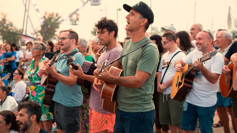 Rimini. In spiaggia a cantare con il vescovo per la pace Rimini. In spiaggia a cantare con il vescovo per la pace