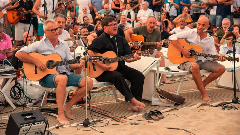 Rimini. In spiaggia a cantare con il vescovo per la pace Rimini. In spiaggia a cantare con il vescovo per la pace