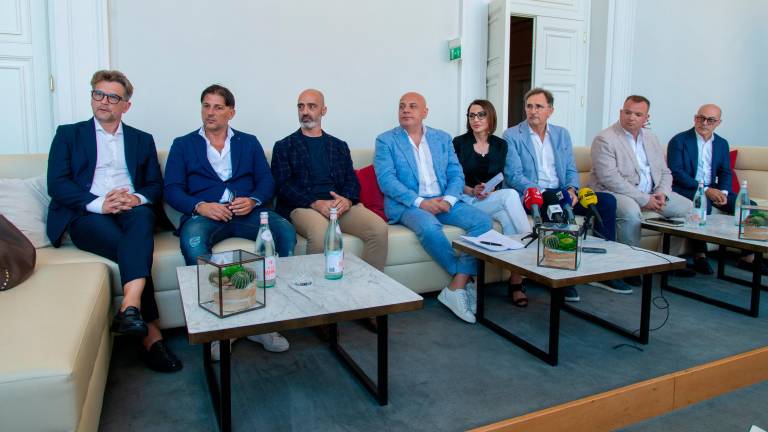 I vertici del Rimini nel giorno della presentazione: da sinistra il vice presidente Sanapo, il presidente onorario Verile, la presidente Di Salvo, il direttore generale Geria, il socio Panunzio e il direttore sportivo Di Battista I vertici del Rimini nel giorno della presentazione: da sinistra il vice presidente Sanapo, il presidente onorario Verile, la presidente Di Salvo, il direttore generale Geria, il socio Panunzio e il direttore sportivo Di Battista
