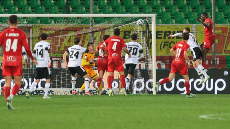 Il gol di Idrissa Tourè realizzato su palla inattiva domenica al Manuzzi zanotti Il gol di Idrissa Tourè realizzato su palla inattiva domenica al Manuzzi zanotti