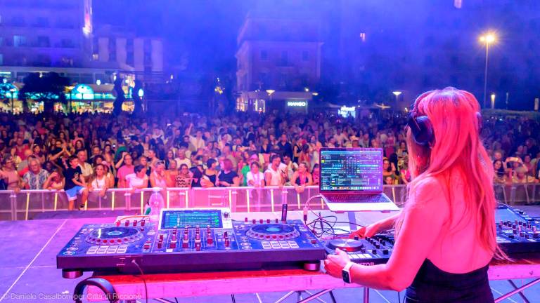 Riccione, Piazzale Roma gremito per la Hit’s Summer Night - Gallery Riccione, Piazzale Roma gremito per la Hit’s Summer Night - Gallery
