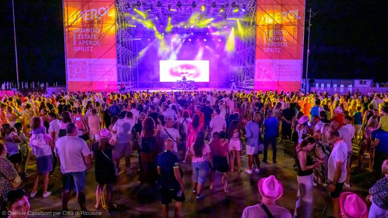 Riccione, Piazzale Roma gremito per la Hit’s Summer Night - Gallery Riccione, Piazzale Roma gremito per la Hit’s Summer Night - Gallery