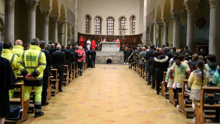Ravenna. Basilica di San Francesco affollata per la messa per Santa Barbara, patrona dei vigili del fuoco. Il dono dei bambini Ravenna. Basilica di San Francesco affollata per la messa per Santa Barbara, patrona dei vigili del fuoco. Il dono dei bambini