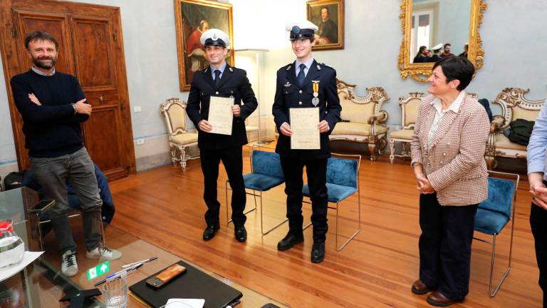Massa Lombarda, “splendido esempio di sensibilità”: salvano un uomo che voleva uccidersi, premiati due agenti di Polizia Locale Massa Lombarda, “splendido esempio di sensibilità”: salvano un uomo che voleva uccidersi, premiati due agenti di Polizia Locale