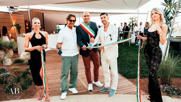Il taglio del nastro di inizio giugno del bagno Esotica Zac 20 Beach Charm” con Fabio Zaccagni, il sindaco Giorgetti e Mattia Zaccagni Il taglio del nastro di inizio giugno del bagno Esotica Zac 20 Beach Charm” con Fabio Zaccagni, il sindaco Giorgetti e Mattia Zaccagni