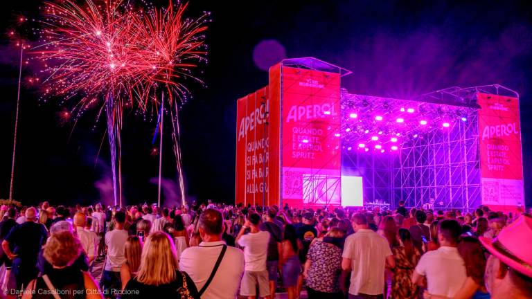 Il centrodestra: «Fuori Riccione dalla Notte Rosa, la sagra dei maranza» Il centrodestra: «Fuori Riccione dalla Notte Rosa, la sagra dei maranza»