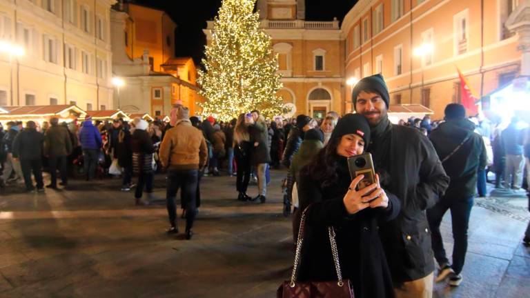 La magia del Natale a Ravenna, acceso l’albero in piazza del Popolo FOTO VIDEO La magia del Natale a Ravenna, acceso l’albero in piazza del Popolo FOTO VIDEO