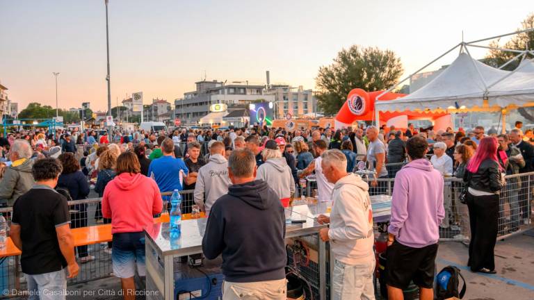 Riccione, fuochi artificiali, rustida e Romagna Mia. Grande successo per la Festa del Bagnino - Gallery Riccione, fuochi artificiali, rustida e Romagna Mia. Grande successo per la Festa del Bagnino - Gallery