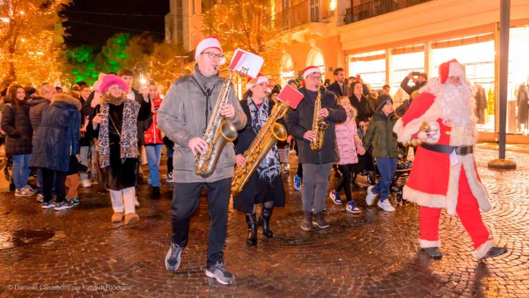 Babbo Natale è arrivato a Riccione con i lama Luna, Terra e Forza. Inaugurato il Giardino sul mare col bosco illuminato Babbo Natale è arrivato a Riccione con i lama Luna, Terra e Forza. Inaugurato il Giardino sul mare col bosco illuminato