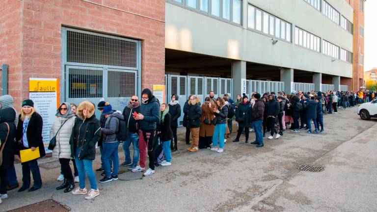 Laura Pausini, tremila fans da tutto il mondo all’Rds Stadium di Rimini per il raduno dei “Launatici” Laura Pausini, tremila fans da tutto il mondo all’Rds Stadium di Rimini per il raduno dei “Launatici”