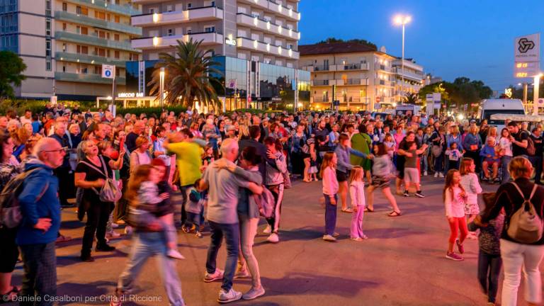 Riccione, fuochi artificiali, rustida e Romagna Mia. Grande successo per la Festa del Bagnino - Gallery Riccione, fuochi artificiali, rustida e Romagna Mia. Grande successo per la Festa del Bagnino - Gallery