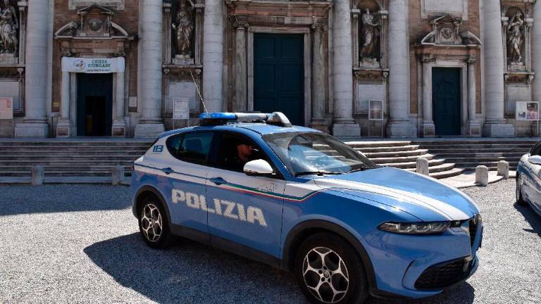 Ravenna, pugni e schiaffi alla compagna: arriva la Polizia e lo arresta Ravenna, pugni e schiaffi alla compagna: arriva la Polizia e lo arresta