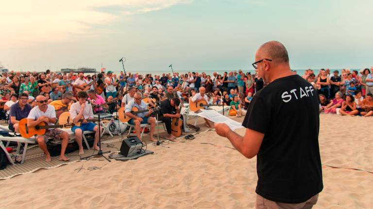 Rimini. In spiaggia a cantare con il vescovo per la pace Rimini. In spiaggia a cantare con il vescovo per la pace