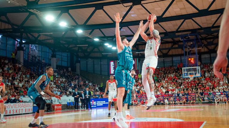 Finale promozione, RivieraBanca Rimini si butta via nel quarto periodo: Cantù vince 66-74 e ora vede la Serie A Finale promozione, RivieraBanca Rimini si butta via nel quarto periodo: Cantù vince 66-74 e ora vede la Serie A