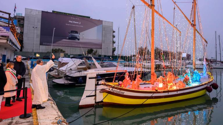 Riccione accende l’albero di Natale, inizia la festa Riccione accende l’albero di Natale, inizia la festa