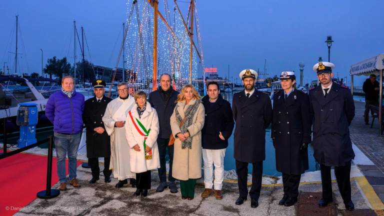 Riccione accende l’albero di Natale, inizia la festa Riccione accende l’albero di Natale, inizia la festa