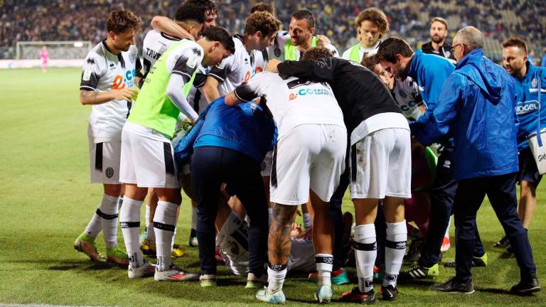 Festa Cesena dopo il gol-vittoria di Mirko Antonucci (foto Luigi Rega) Festa Cesena dopo il gol-vittoria di Mirko Antonucci (foto Luigi Rega)