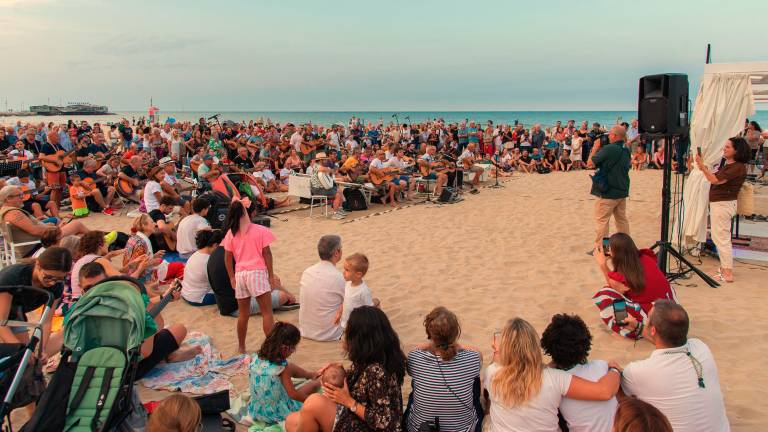 Rimini. In spiaggia a cantare con il vescovo per la pace Rimini. In spiaggia a cantare con il vescovo per la pace