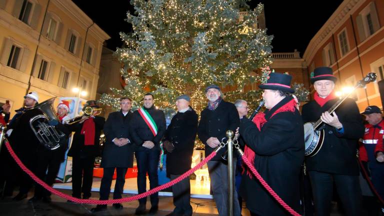 La magia del Natale a Ravenna, acceso l’albero in piazza del Popolo FOTO VIDEO La magia del Natale a Ravenna, acceso l’albero in piazza del Popolo FOTO VIDEO