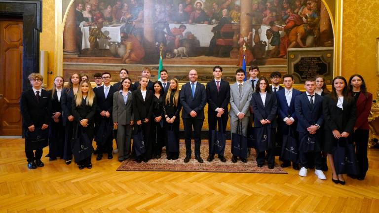 Alice Bordet (terza da destra) e gli altri studenti ieri hanno incontrato il Presidente della Camera Fontana Alice Bordet (terza da destra) e gli altri studenti ieri hanno incontrato il Presidente della Camera Fontana