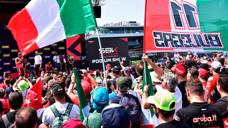 Nicolò Bulega, a sinistra nella foto, ringrazia i tifosi dopo gara2 Nicolò Bulega, a sinistra nella foto, ringrazia i tifosi dopo gara2