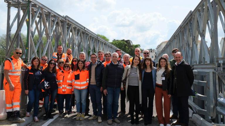 Faenza, riaperto il ponte delle Grazie e inaugurato il ponte Bailey. Figliuolo: “Ci sono persone che hanno l’assegno in mano”