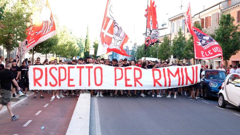 I tifosi biancorossi in corteo per le strade di Rimini foto TOMMASO MOROSETTI I tifosi biancorossi in corteo per le strade di Rimini foto TOMMASO MOROSETTI